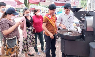 Trải nghiệm rang cà phê tại lễ hội ‘Đêm trắng Ban Mê’