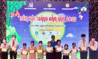 Ban tổ chức chương trình đã trao tặng nhiều món quà ý nghĩa cho thiếu nhi nghèo vượt khó 