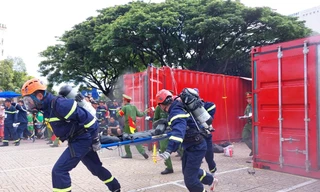 Xem cảnh sát vượt chướng ngại vật, cứu người trong khói độc