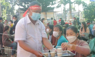 Ông Nguyễn Tấn Chờ hỗ trợ tiếp sữa, nước cho người dân tới hiến máu