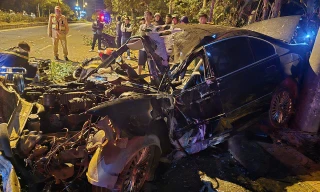 Xe BMW bẹp dúm, tài xế mắc kẹt trong ghế lái