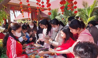 Người dân Đắk Lắk đến chùa xin lộc, mua phụ kiện phong thuỷ đầu năm