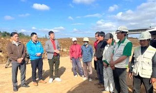 Thăm hỏi, tặng quà thanh niên công nhân hỗ trợ hoàn thành 3.000km cao tốc