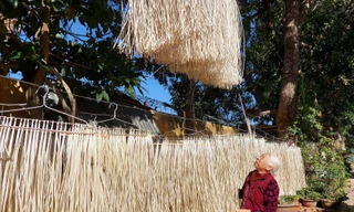 Thợ chẻ lạt, nan tất bật dịp cận Tết