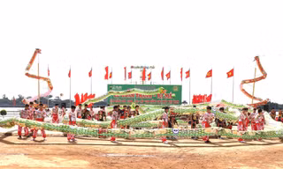 Rồng dài 120m in hình quả sầu riêng 