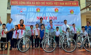 Học sinh khó khăn ở Đắk Lắk được nhận xe đạp và học bổng