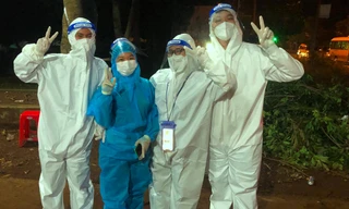 Nhật Trường (bìa phải) và các sinh viên trường Đại học Buôn Ma Thuột tham gia phòng chống dịch