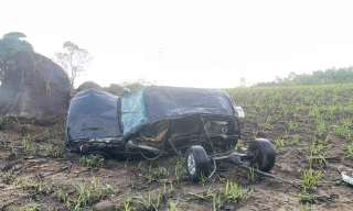 Ô tô 7 chỗ lao vào tảng đá lớn, tài xế tử vong