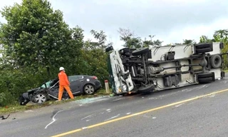 Xe tải mất lái lao vào ô tô con chạy ngược chiều 