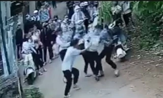 Nữ sinh lớp 10 bị hành hung, nhiều học sinh đứng ngoài reo hò quay clip