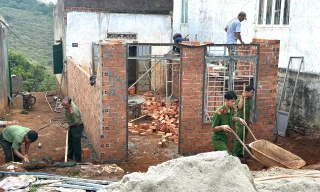 Tuổi trẻ công an giúp người dân xây dựng, sửa chữa nhà