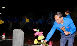Hàng ngàn ngọn nến của đoàn viên, thanh niên Tây Nguyên tri ân các anh hùng liệt sĩ