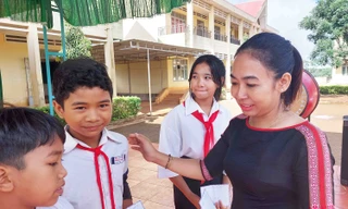 Học sinh khó khăn xúc động nhận học bổng ngày khai giảng 