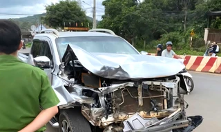 Tài xế ô tô bán tải lái xe rời khỏi hiện trường sau khi gây tai nạn