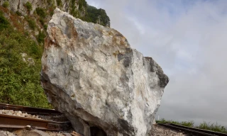 Hai cháu bé bị đá trên đồi rơi trúng người thương vong