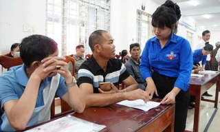 Quà tặng ý nghĩa với công dân đầu tiên hoàn thành thủ tục hành chính ở Đắk Lắk