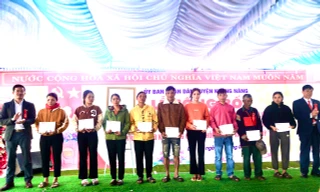 Báo Tiền Phong trao quà cho các hộ nghèo tại xã An toàn khu 