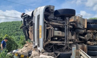 Xe tải chở gỗ lật trên đèo Phượng Hoàng, tài xế thoát nạn trong gang tấc