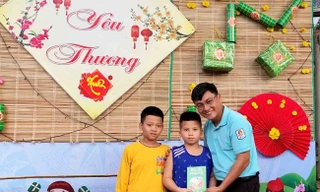 Giáo viên vùng sâu lì xì đặc biệt cho học sinh 