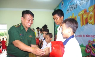 Trẻ em xã biên giới Đắk Lắk vui hội trăng rằm