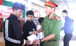 Những suất học bổng ý nghĩa trong ngày khai giảng ở Đắk Lắk