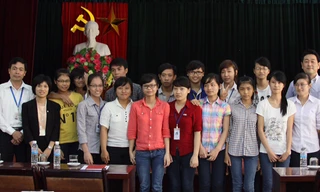 Tổng giám đốc IMS ASIA -ông Takayuki ISONO (bìa phải) và Hiệu phó trường Đại học y dược thái bình ông Hoàng Năng Trọng chụp ảnh lưu niệm cùng các học viên.