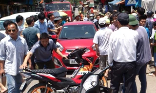 Người dân chặn bắt chiếc ô tô chở 2 đối tượng lấy trộm hộp đựng thẻ điện thoại.