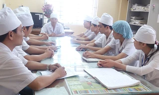 Bệnh viện Quốc Oai họp rút kinh nghiệm. Ảnh: Tuấn Nguyễn