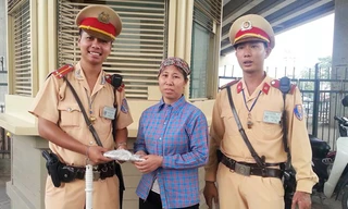 Bà Chín nhận lại tiền từ các chiến sỹ CSGT số 14, Công an Hà Nội.