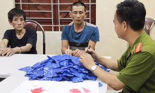 Nguyễn Đức Thịnh và Nguyễn Viết Cường cùng tang vật liên quan tại cơ quan điều tra.