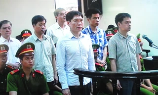 Dương Tự Trọng và các bị cáo trước tòa. Ảnh: Tuấn Nguyễn