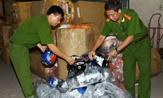 Lực lượng chức năng kiểm tra chất lượng mũ bảo hiểm của các đơn vị không đạt chuẩn