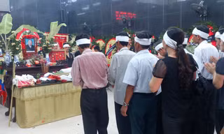 Thân nhân và các đệ tử nghẹn ngào tiễn đưa cố võ sư Trần Hưng Quang về nơi an nghỉ cuối cùng