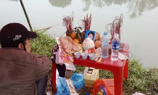 Người nhà lập bàn thờ cầu nguyện cho nạn nhân Đạo bên bờ sông Bắc Hưng Hải
