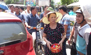 Bà Tỵ với chiếc hộp đựng thẻ điện thoại suýt bị trộm.