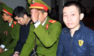 Bị cáo Khánh (ngoài cùng bên phải) và bị cáo Tường trước giờ xét xử. Ảnh: Tuấn Nguyễn.