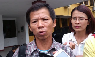 Ông Nguyễn Thanh Chấn trước trụ sở Tòa án Nhân dân tối cao sáng 15/8. Ảnh: Tuấn Nguyễn