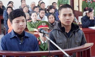 Hai bị cáo Thành (trái) và Linh tại phiên xét xử sơ thẩm