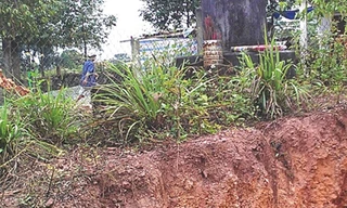 Bia cổ lăng vua 'kêu cứu'