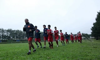 U19 Việt Nam đeo băng tang tưởng nhớ Tướng Giáp