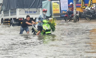 Xe chết máy ngổn ngang trên phố Sài Gòn sau bão số 9