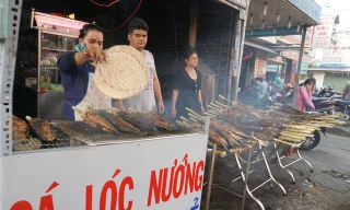 Phố cá lóc nướng nhộp nhịp ngày vía Thần tài