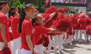 Người Sài Gòn hối hả sắm cờ quạt cổ vũ Olympic Việt Nam