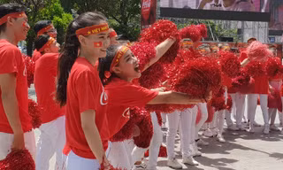 Người Sài Gòn hối hả sắm cờ quạt cổ vũ Olympic Việt Nam