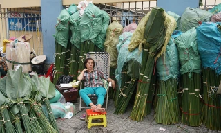 Chợ Tết vắng khách mua lá gói bánh chưng 