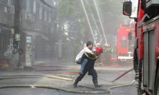 Dân chung cư ở Sài Gòn tập thoát nạn sau vụ cháy làm 13 người chết