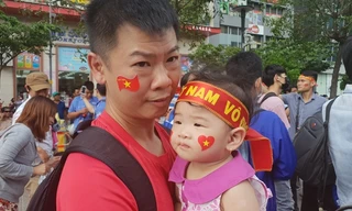 Cổ động viên nhí cổ vũ hết mình cho Olympic Việt Nam