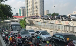 Giao thông đường Sài Gòn rối loạn do sự cố trước hầm Thủ Thiêm