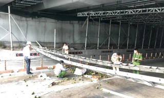 Truy tìm xe tải gây sập giàn giáo trước cửa hầm Thủ Thiêm