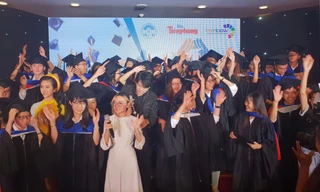 65 tân thủ khoa hào hứng nhận học bổng 